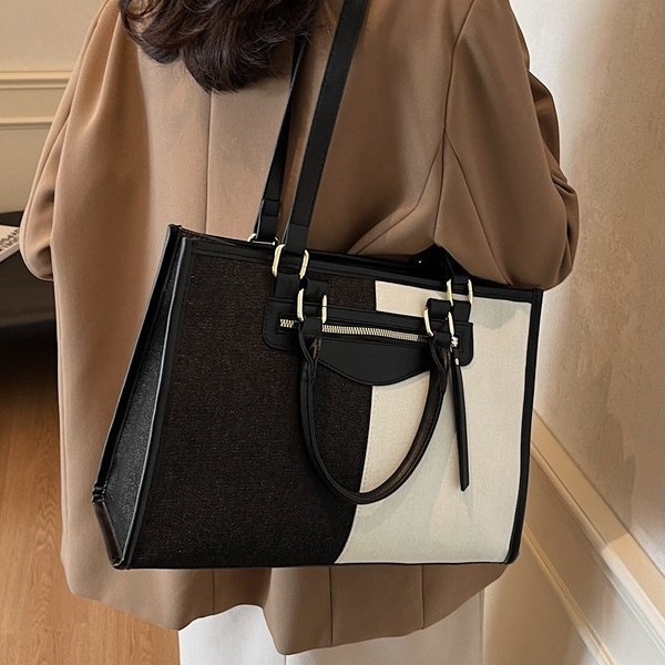 A popular large-capacity denim underarm briefcase women's bag for 2024, a new spring stylish patchwork single-shoulder commuter bag full figure