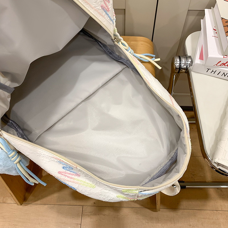 This is a large-capacity, lightweight backpack for junior high school girls and primary school students in grades three to six. It has a high level of appearance and is cute in an ins style Application Scenario