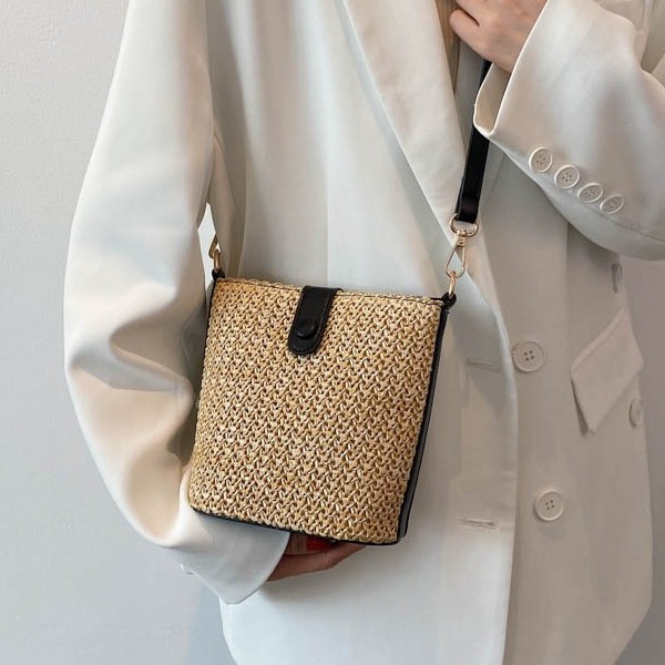 Spring and summer straw-woven women's bags 2025 new, niche, fashionable and versatile crossbody bags, trendy and casual bucket bags Application Scenario
