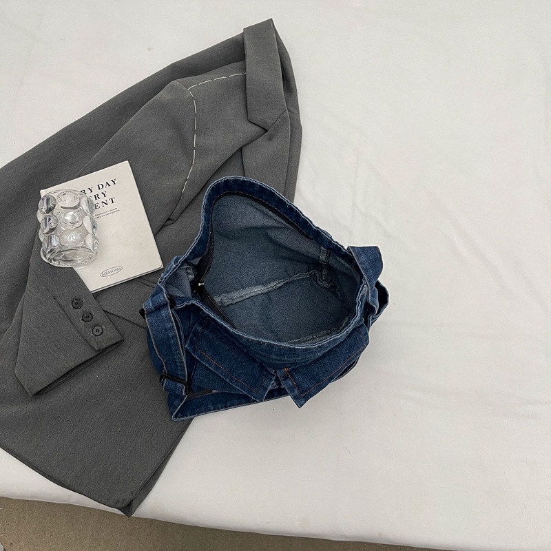 Denim bag for women, large-capacity 2024 autumn/winter new casual crossbody bag, college student commuting tote bag Application Scenario