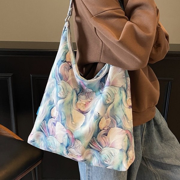 A new large-capacity, fresh crossbody bag with a Korean style, featuring a niche design, multi-color printed handbags, versatile underarm bags Application Scenario