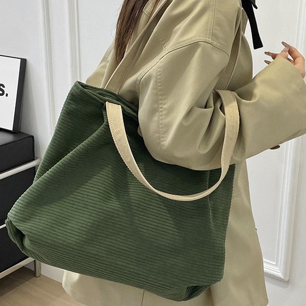 Casual ins-style large-capacity tote bag for women, new spring fashion retro handbag, versatile for commuting, single-shoulder Application Scenario