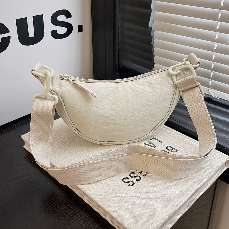 Korean version single-shoulder underarm bag for women 2025 Summer new style nylon fabric dumpling bag ins casual sports crossbody bag details Picture