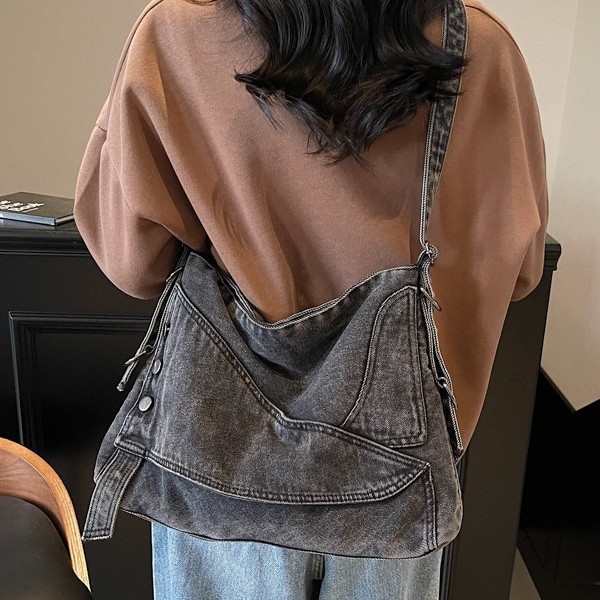Fashionable retro denim large-capacity bag for women, new Spring/Summer 2025 commuter crossbody single-shoulder tote bag Application Scenario