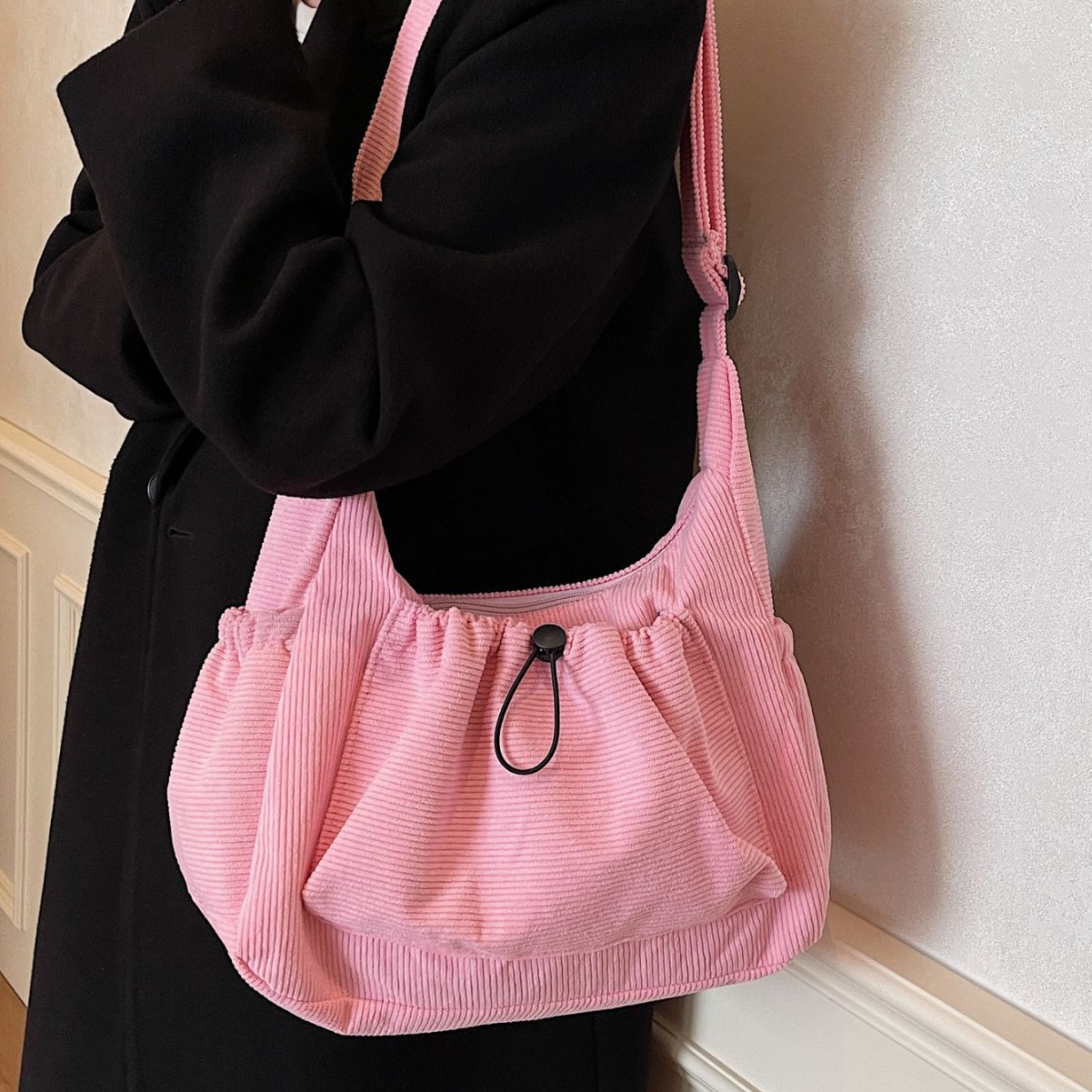 This is a new 2024 autumn retro style casual and versatile Tote large-capacity solid color single-shoulder crossbody corduroy bag for women Application Scenario