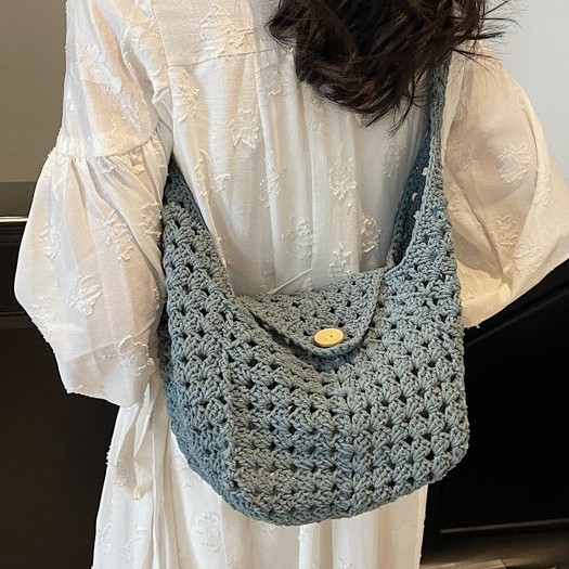 This is a new trendy and fashionable underarm bag for women with a single shoulder, laid-back and casual style in 2025. It features a large capacity woven style and is versatile details Picture
