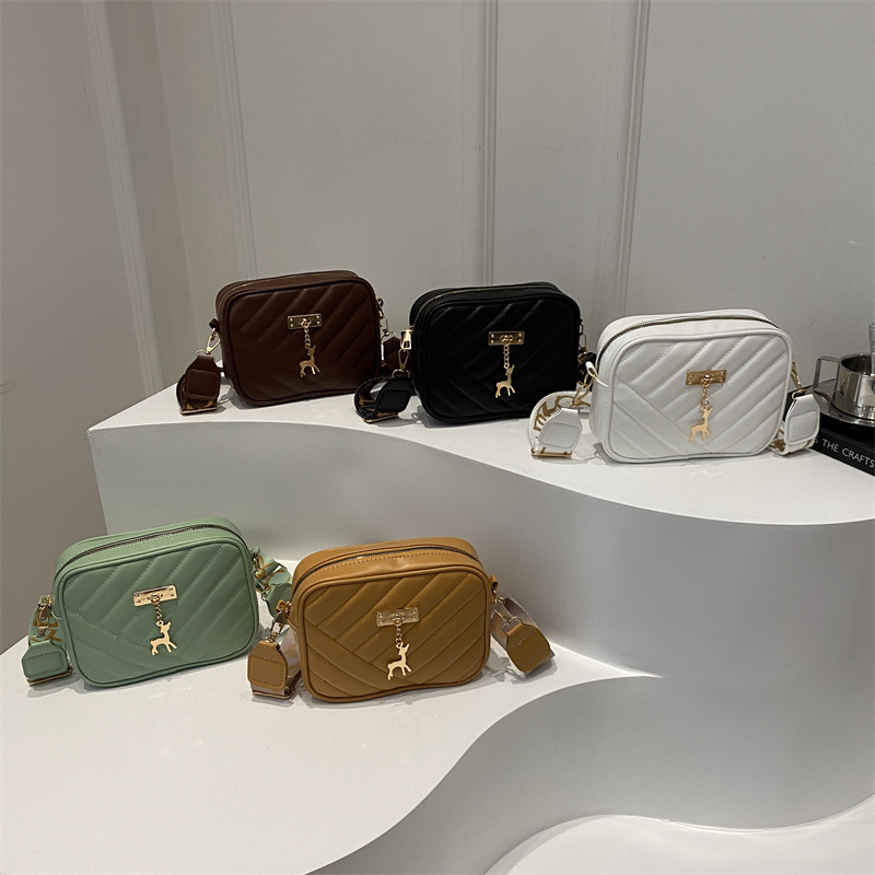 Women's bag 2024 New style small square bag, women's single-shoulder bag, fashionable and simple crossbody bag, solid color makeup coin purse Application Scenario