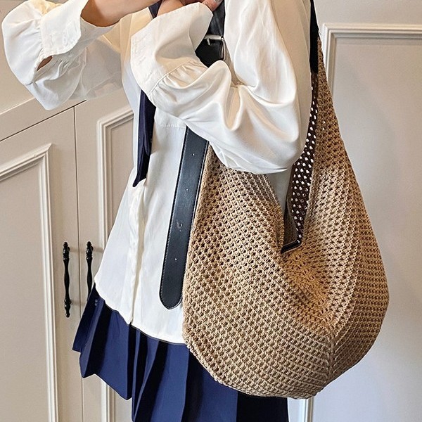 A new large-capacity, laid-back single-shoulder woven bag for women, a hollowed-out tote bag, and a beach vacation straw woven women's bag Application Scenario