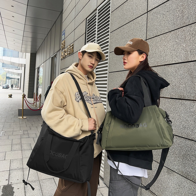 New simple and casual crossbody bag, multi-functional lightweight hand-held travel bag, suitable for both men and women, fashionable and versatile fitness bag full figure