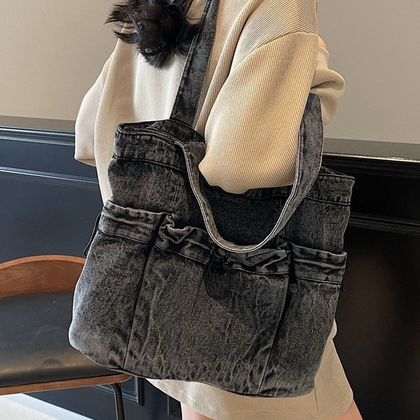This is a stylish and retro single-shoulder bag for women, a sweet and elegant lady's feng shui wash denim tote bag with a large capacity Application Scenario