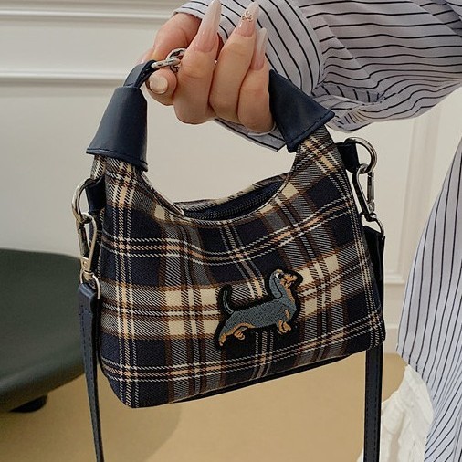 This is a new spring 2025 fashionable, versatile, niche and high-end single-shoulder bag for women, featuring a contrasting color checkered bucket details Picture