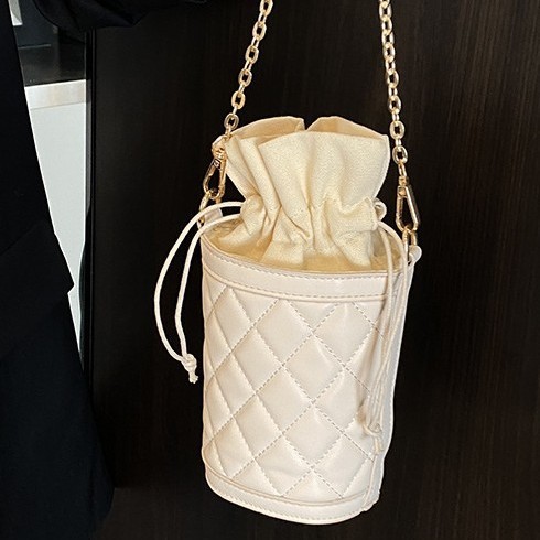 The new Chanel-style diamond-shaped chain drawstring with a drawstring opening is simple, elegant, cute, exquisite and stylish. It's a trendy single-shoulder crossbody bag Application Scenario