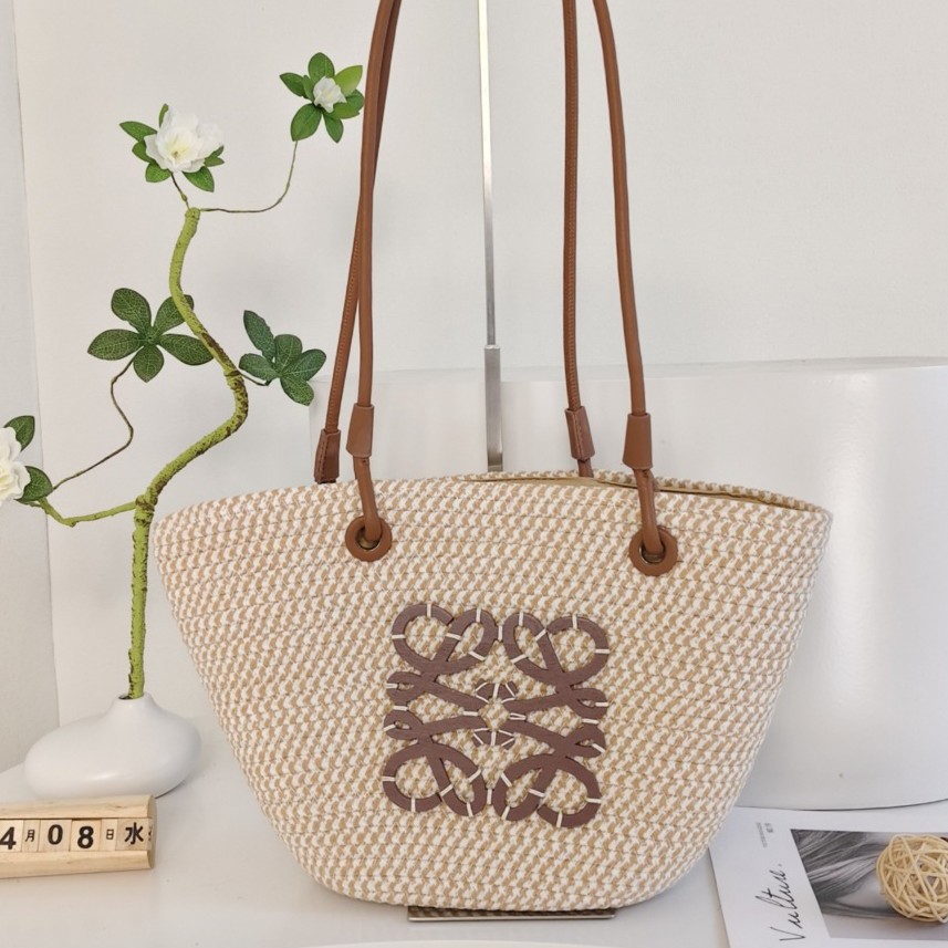 A new lightweight woven bag for women with a hollowed-out design. It's a versatile single-shoulder bag with a girlish style and a large capacity of rattan and straw weaving full figure