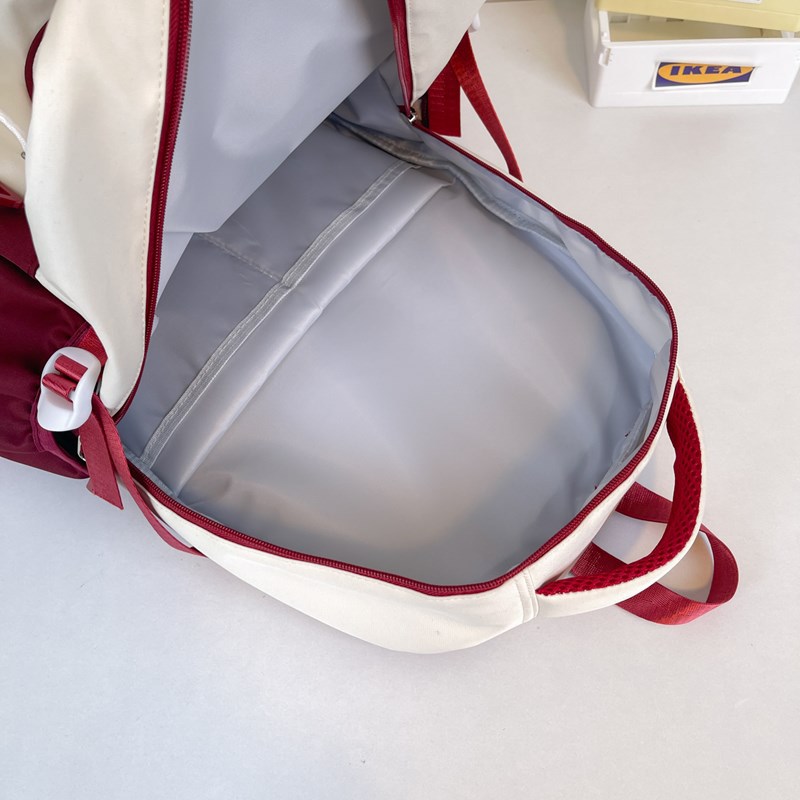High-appearance-level schoolbags for girls, large-capacity color-blocking backpacks for junior and senior high school students, and weight-reducing backpacks for primary school students in grades four, five and six Application Scenario