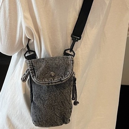 Minimalist style mobile phone bag for women, light and thin Japanese and Korean denim water cup bag, versatile mini casual single-shoulder crossbody coin purse Application Scenario