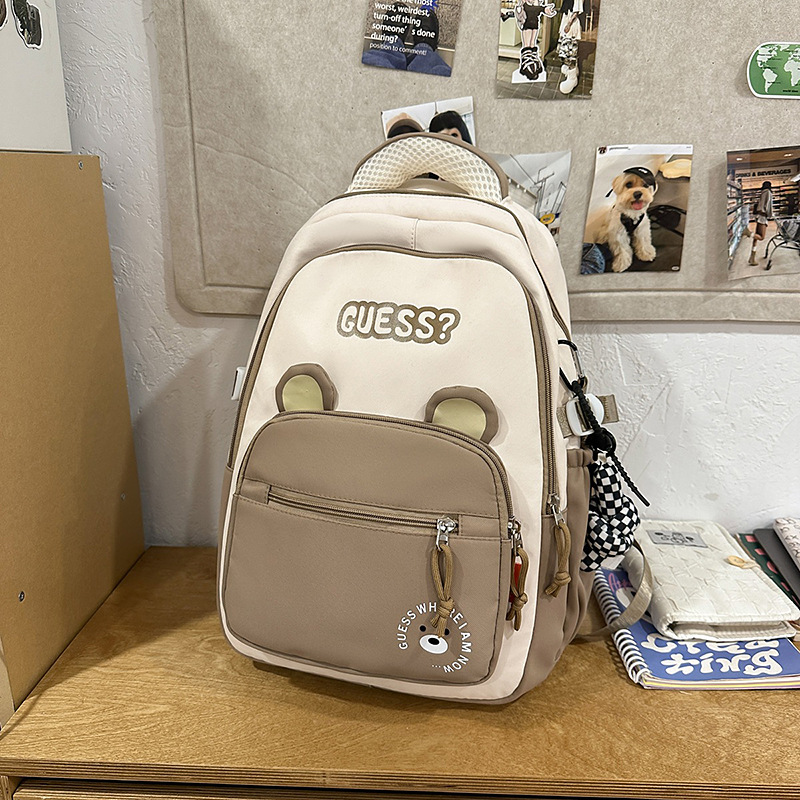 A cute schoolbag for junior high school students, a new Korean version of Instagram with contrasting colors, and a high-appearancy-level backpack for primary school students from grades three to six Application Scenario
