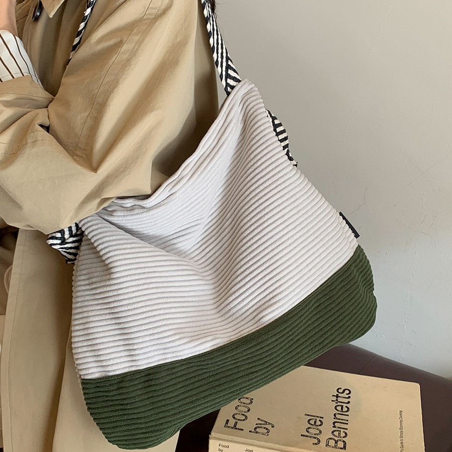 The new Korean-style tote bag for autumn and winter features a contrasting color design, a corduroy single-shoulder bag with a laid-back style and versatile underarm bag full figure