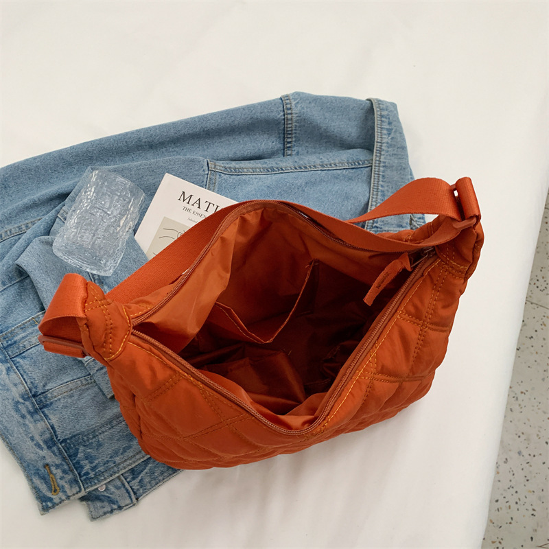 Crossbody bag for women 2021 Korean version Instagram Autumn/Winter diamond-shaped single-shoulder bag with large capacity casual cotton-padded jacket bag for women dumpling bag Application Scenario