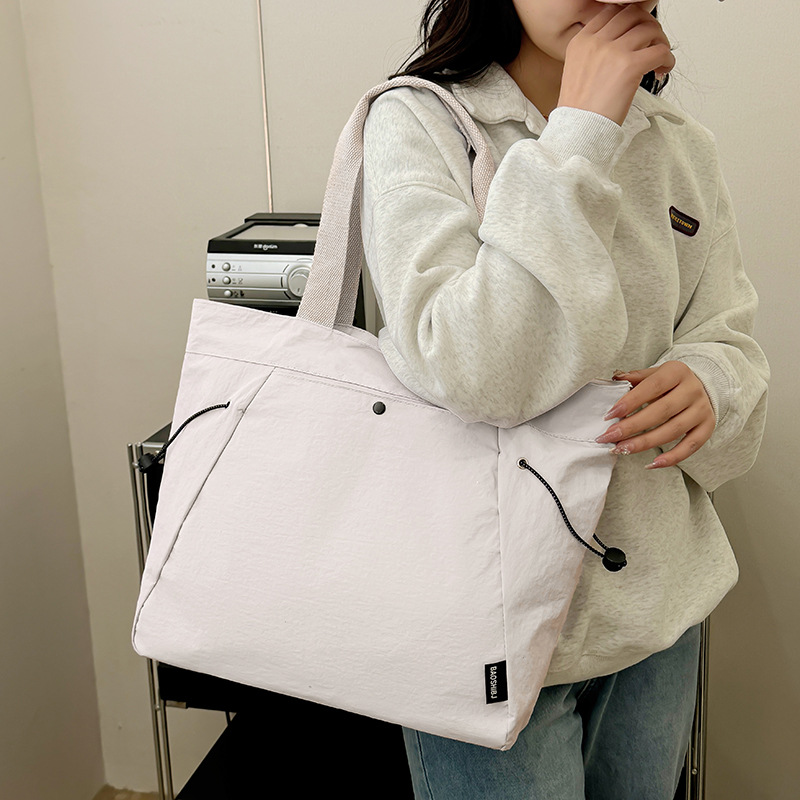 A simple and versatile new fashionable single-shoulder handbag for women, a casual solid color high-end large-capacity tote commuter bag Specification drawing