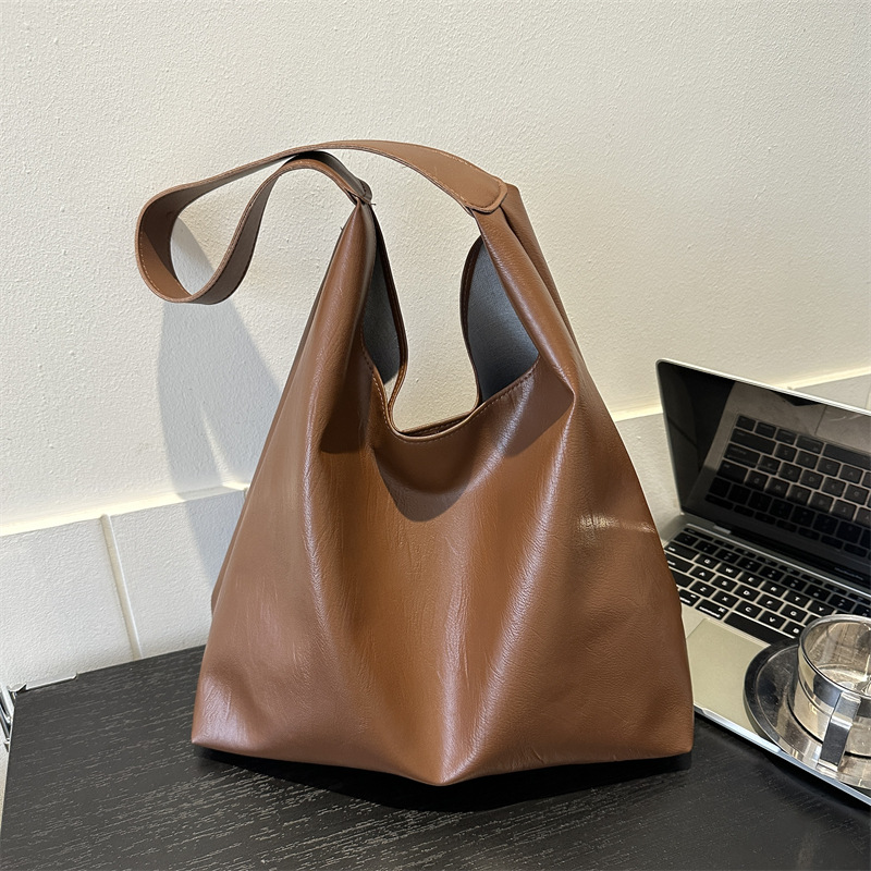 A large-capacity, fashionable and high-quality soft leather commuter bag for women's 2023 autumn and winter, a versatile single-shoulder underarm tote bag full figure