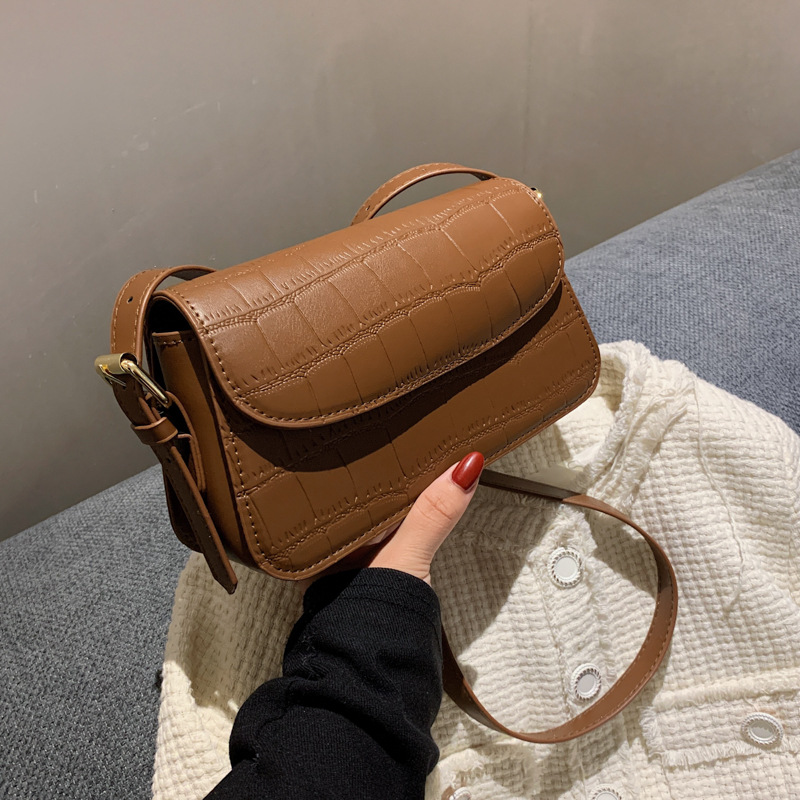 A new 2023 trendy and fashionable crocodile pattern single-shoulder underarm bag for women, a retro and versatile crossbody bag Specification drawing