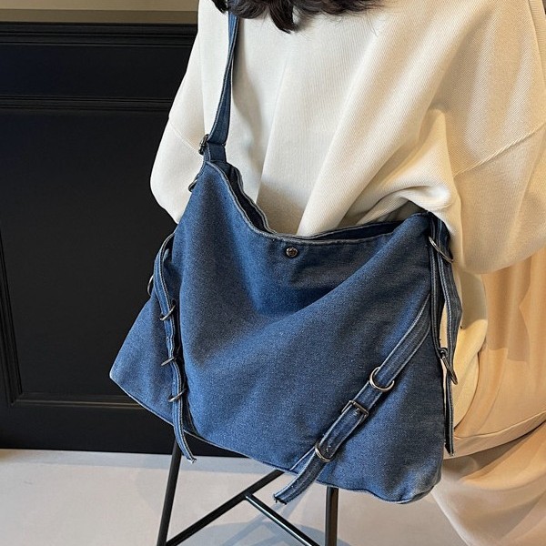Large-capacity denim bag, women's motorcycle-style single-shoulder underarm bag, versatile for commuting, new autumn and winter design crossbody bag full figure