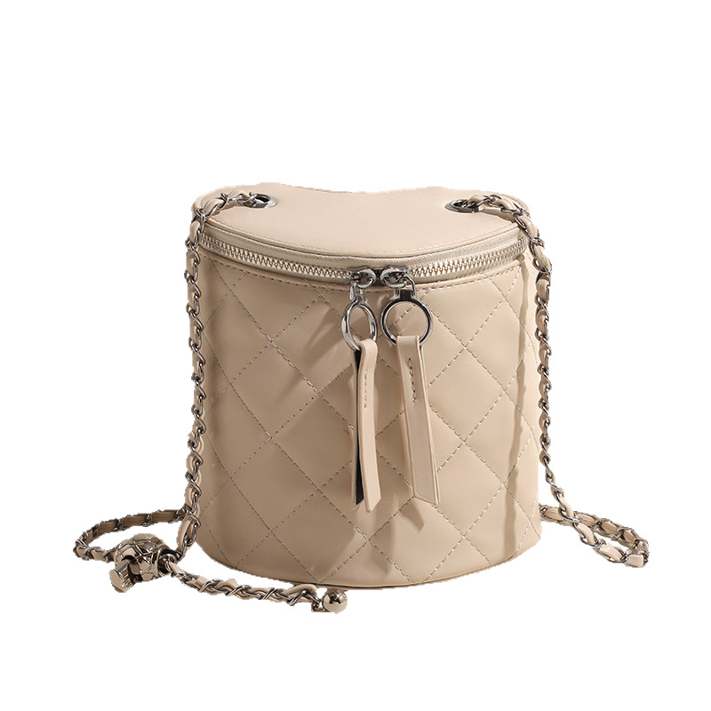 The 2025 new high-end and exquisite bucket bag, diamond-shaped chain bag, niche single-shoulder bag, heart-shaped versatile crossbody bag for women Item Picture