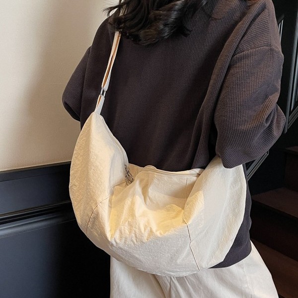 Lazy style crescent moon crossbody bag for women, 2024 new fashion single-shoulder bag, large capacity for commuting and school, underarm dumpling bag Application Scenario