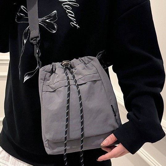 2025 New large-capacity travel and leisure crossbody bucket bag, waterproof nylon fabric drawstring pleated single-shoulder bag full figure