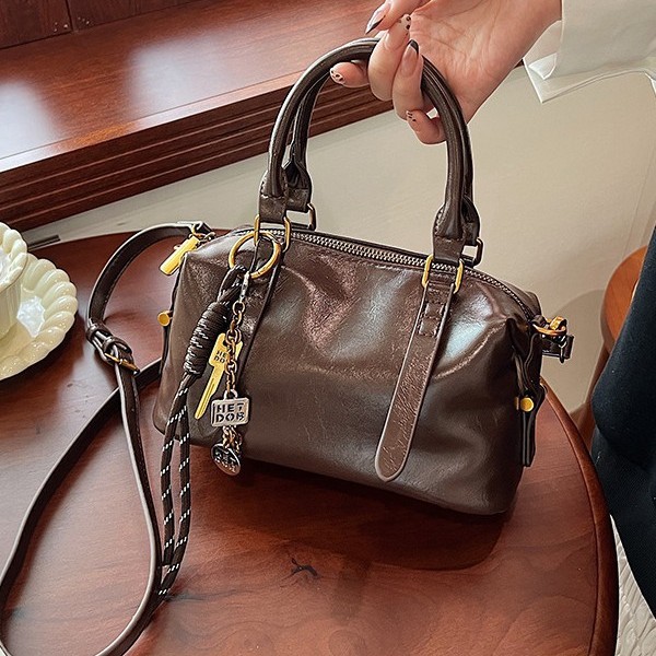 A light luxury and high-end soft-carry Boston bag for women, a new 2024 versatile and fashionable single-shoulder crossbody commuter bag full figure