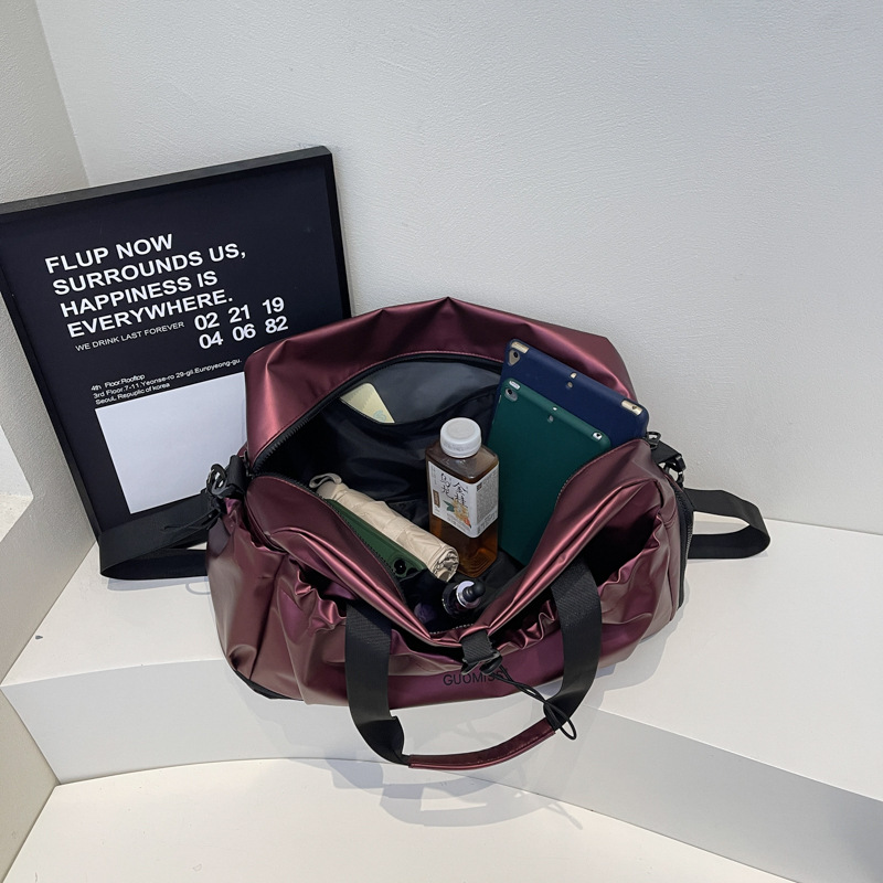 The dry-wet separated fitness bag can be used for short business trips. The travel bag with a handle can be extended. It is a simple and casual carry-on bag Application Scenario