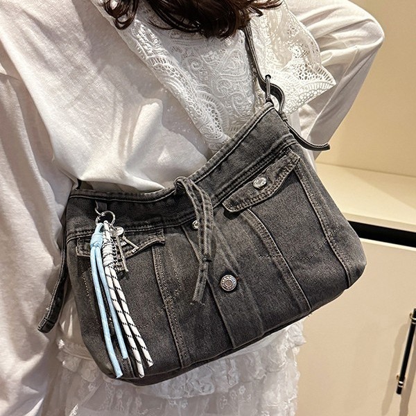 This summer retro denim tote bag exudes a dazzling and stylish vibe. It's a student casual crossbody bag for commuting to school Specification drawing