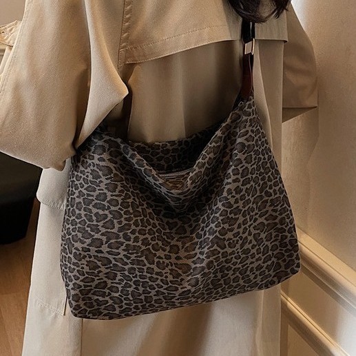 The new large-capacity leopard print tote bag for autumn and winter is a fashionable and trendy single-shoulder bag for casual work and commuting Item Picture