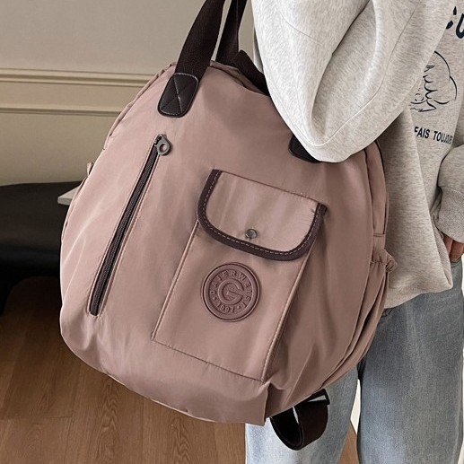 The new autumn collection features a high-end, compact and simple design that is versatile. It has a large capacity for business trips and travels, and is suitable for both single-shoulder and double-shoulder use full figure