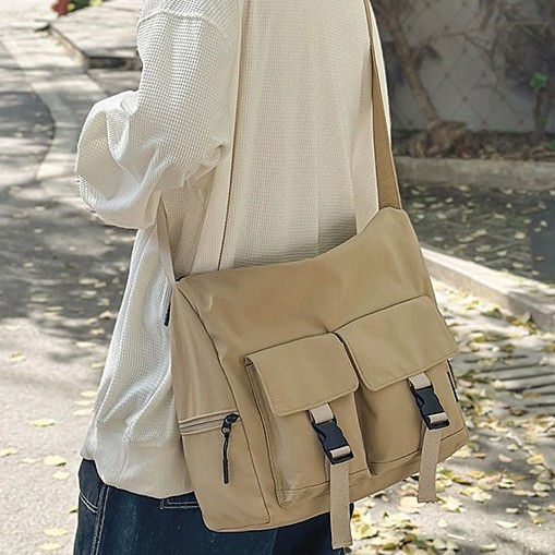 Lightweight bag for women, Spring/Summer 2025 new Korean style trendy large-capacity messenger bag, versatile single-shoulder bag for students' classes Application Scenario