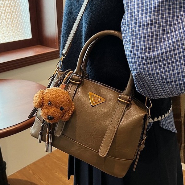 Winter Maillard retro hand-held bowling bag for women 2024 new style fashionable pillow bag Versatile crossbody bag Application Scenario