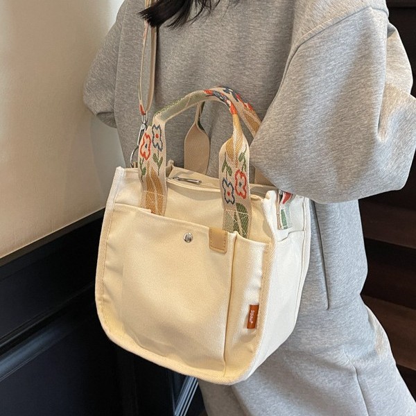 Large-capacity cross-border canvas letter handbag for women, 2025 new style, trendy, lightweight, simple and versatile crossbody bag for commuting Application Scenario