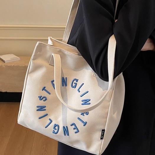 New best-selling Nordic-style simple large-capacity canvas bag, simple and versatile single-shoulder bag for students' commuting to class full figure