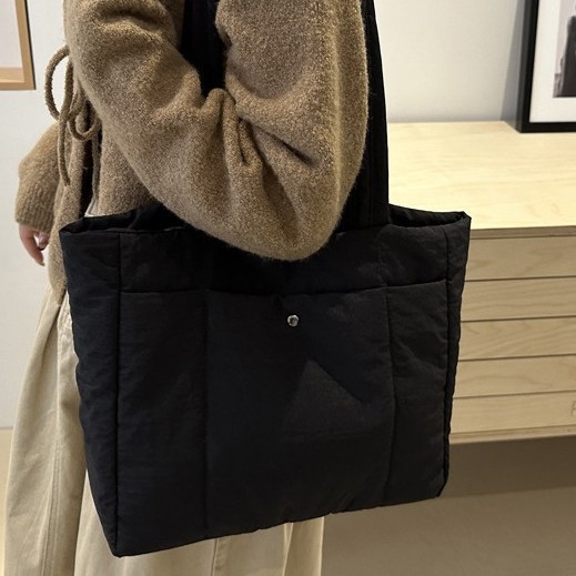 A simple and large-capacity tote bag for women, a new solid-color simple hand-held, niche and casual single-shoulder armpit bag Application Scenario