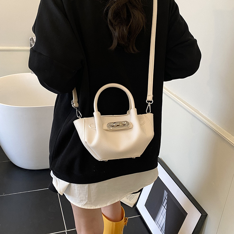 A new summer 2025 fashionable and versatile hand-held vegetable basket bag for women, with a retro, simple, light luxury and high-end feel. It's a single-shoulder crossbody bag Application Scenario