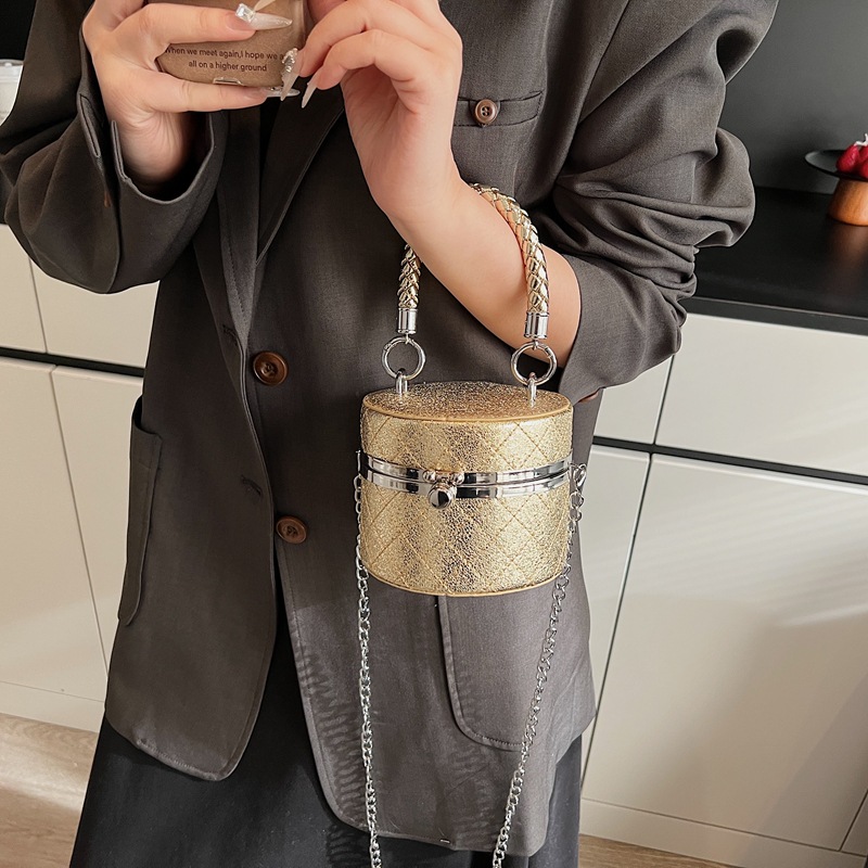 A unique and niche design hand-held bucket bag for women, a new 2025 trendy and versatile diamond-shaped chain single-shoulder crossbody bag details Picture