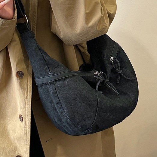The new crossbody bag features a laid-back style for students in the spring and autumn period. It is stylish, simple, niche, casual, retro and versatile. It is a fashionable single-shoulder bag details Picture