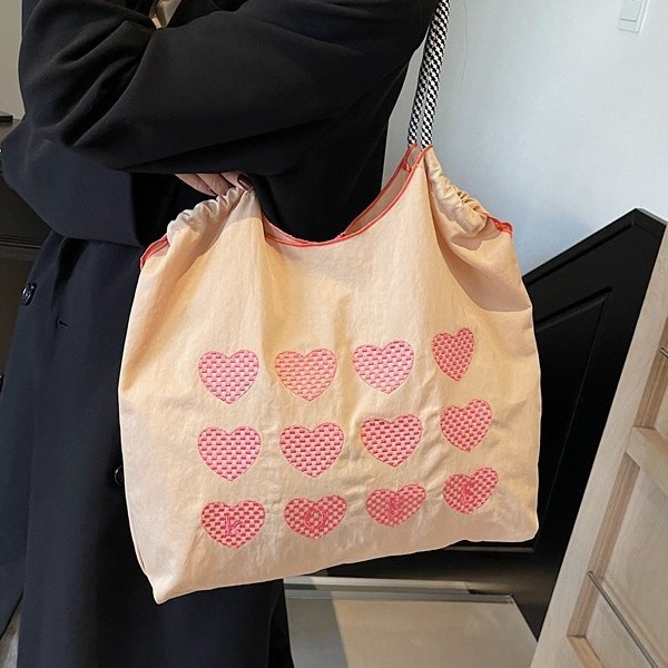 Cross-border canvas bag for women, large capacity 2024 new autumn and winter versatile casual shoulder bag, simple commuting tote bag Application Scenario