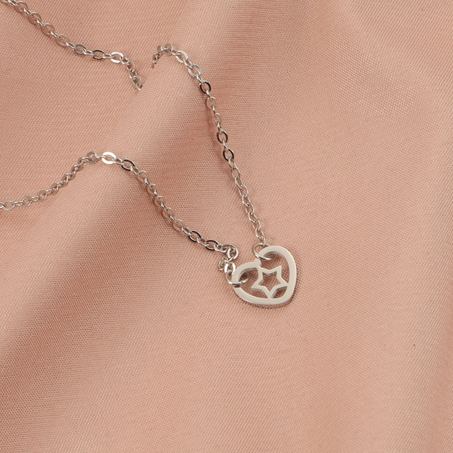 A new cross-border fashion, versatile hollowed-out heart-shaped star necklace with a high-end, light luxury titanium steel collarbone chain that doesn't fade. For women Specification image