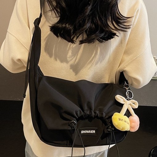 The 2024 autumn/winter collection features a simple design crossbody bag for women, a light and sporty commuting single-shoulder bag, and a casual high-look dumpling bag Specification drawing