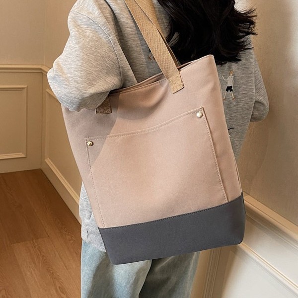 Spring 2025 new hand-held large-capacity file bag, fashionable and casual handbag, color-matched versatile commuter shoulder bag Application Scenario