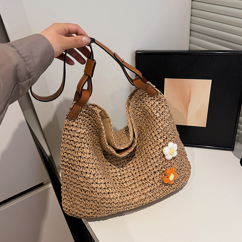 This is a versatile, simple, woven and hollowed-out women's 2025 spring new hand-held bucket bag and casual shoulder bag details Picture