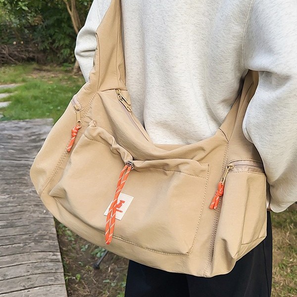 A fashionable new outdoor casual workwear style single-shoulder crossbody bag for both men and women, versatile color contrast loose and laid-back style bag Application Scenario