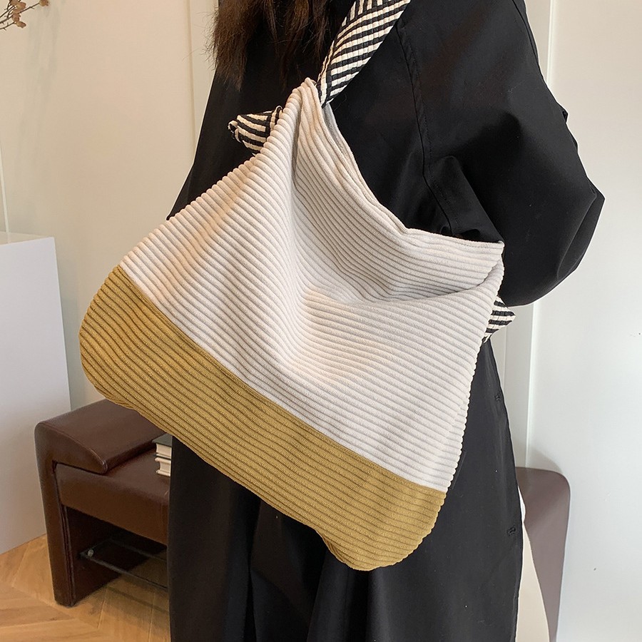 The new Korean-style tote bag for autumn and winter features a contrasting color design, a corduroy single-shoulder bag with a laid-back style and versatile underarm bag Application Scenario