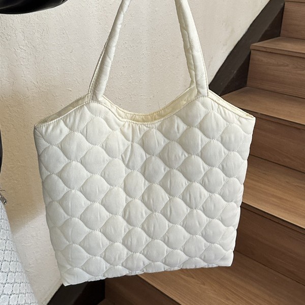 Spring new Korean-style casual fabric bag for women, underarm bag, 2025 new fashionable large-capacity hand-held shoulder bag Application Scenario
